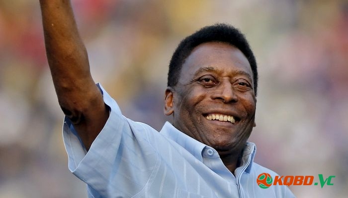 pele nhận quả bóng vàng
