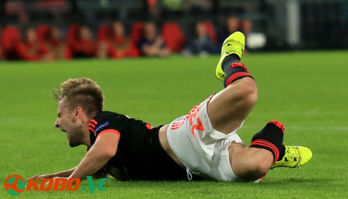 Luke Shaw gặp tai nạn kinh hoàng trong trận đấu