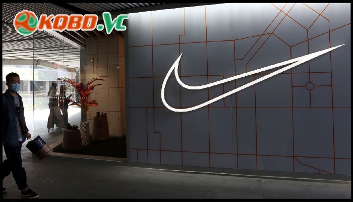 chọn giày bóng đá nike hay adidas