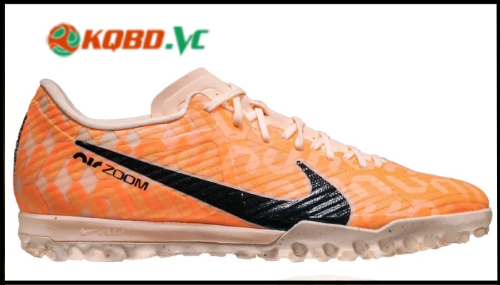 giày bóng đá tiền đạo sân cỏ
